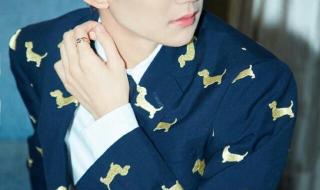 易烊千玺单手脱戒指